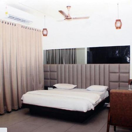 Hotel Central Park Ulhāsnagar Dış mekan fotoğraf